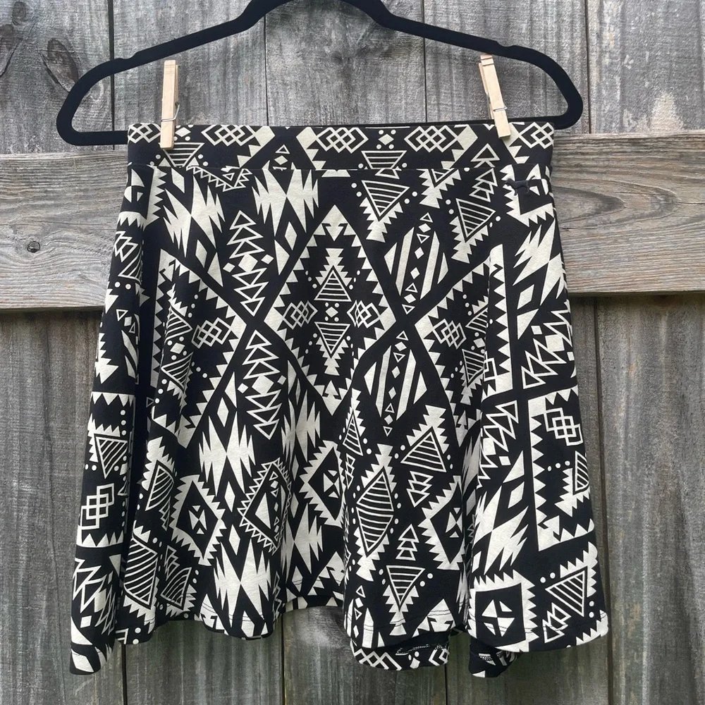 PINK Victoria's Secret Black and Cream Tribal A-Line Skirt Size M